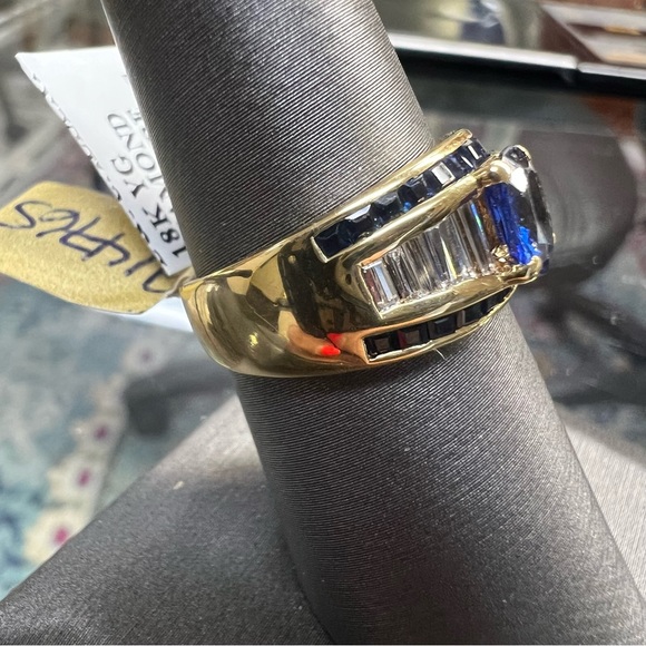 18k Yellow Gold Diamond & Sapphire Ring - Picture 9 of 10